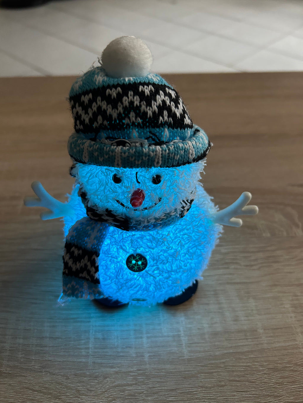 LED Schneemann Deko bunt leuchtend mit Mütze NEU